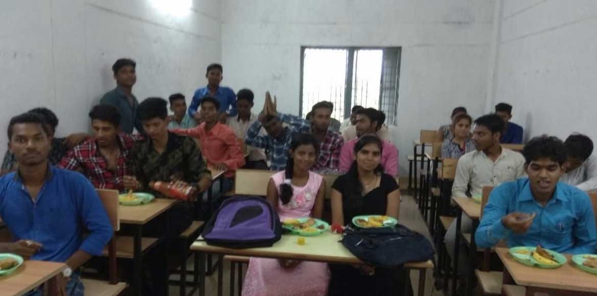 आईटीआई में पूर्व छात्रों द्वारा नवप्रवेशी छात्र-छात्रों तिलक... - CG Sandesh