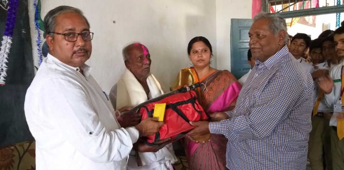 58 साल से 83 साल की उम्र तक निःशुल्क बच्चों को पढ़ाने वाले श... - CG Sandesh