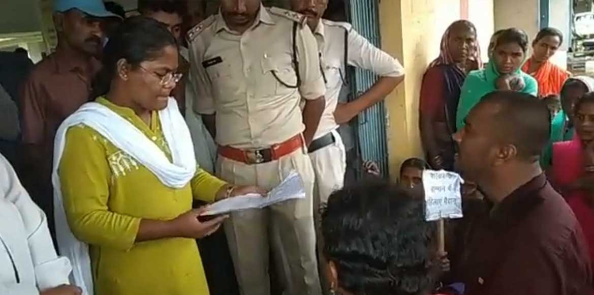 भरी बारिश के बीच अवैध शराब सहित अन्य कई मुद्दों को लेकर बसना... - CG Sandesh