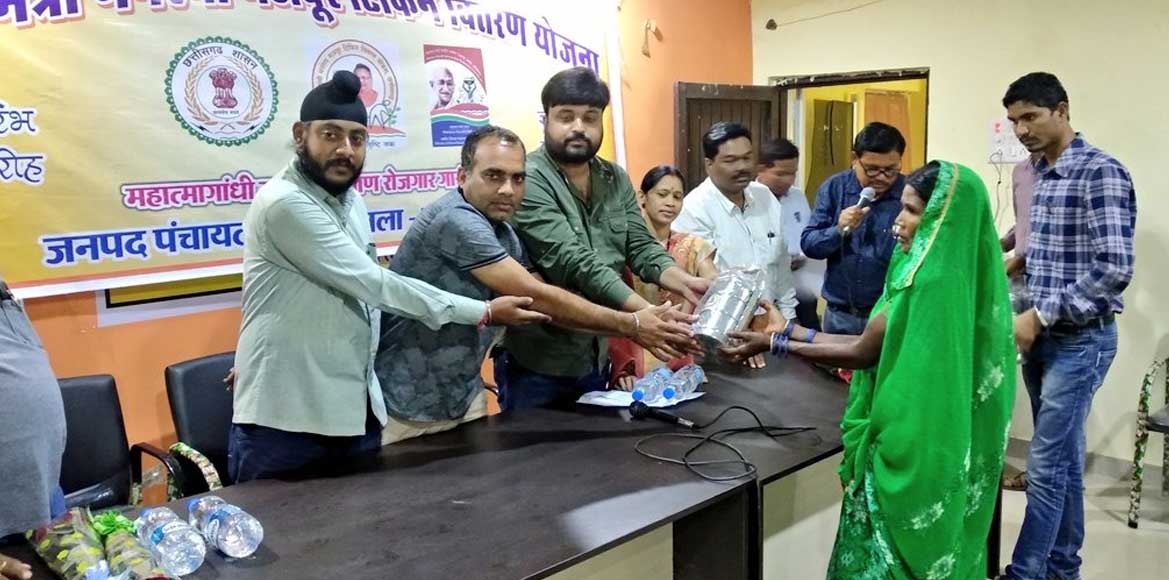 टिफिन वितरण योजना का हुआ शुभारंभ - CG Sandesh