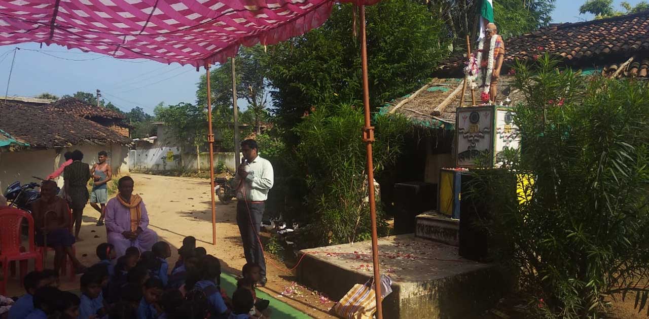 गांधी जी के आदर्श से प्रभावित होकर बनवाई थी उनकी मुर्ती, 2 अ... - CG Sandesh