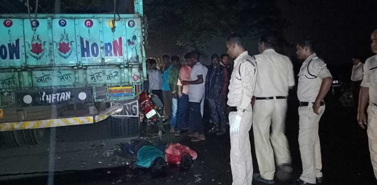 ट्रक को रोड में खडा कर खाना खा रहा था ड्राइवर, मोटरसायकल के ... - CG Sandesh