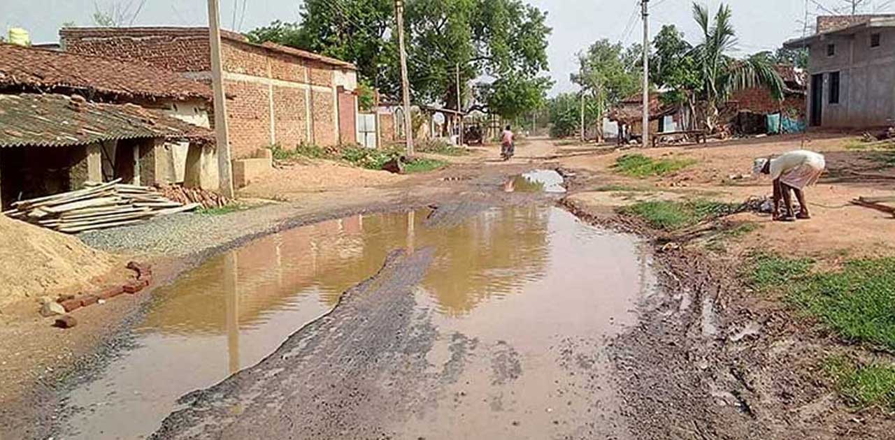 सड़क को लेकर जनपद सदस्य ने लिखा, मार्ग है या दलदल पता नही चलत... - CG Sandesh