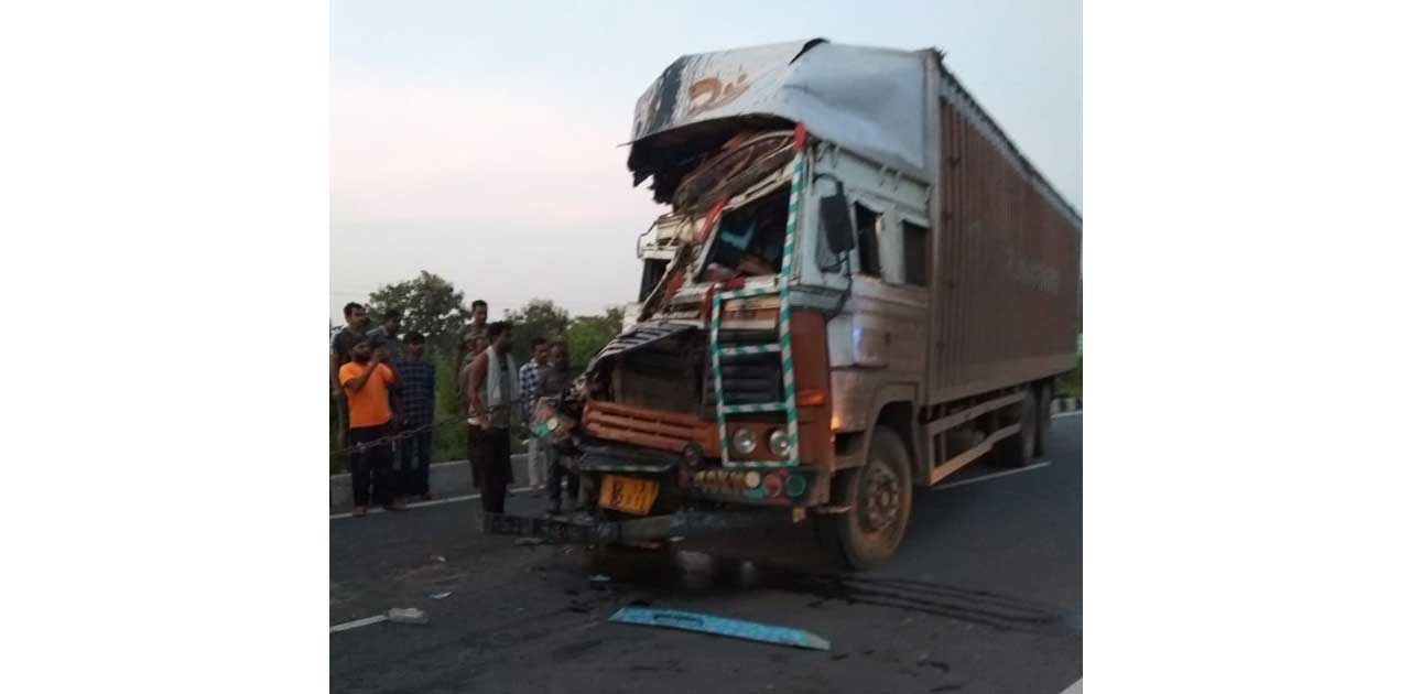 2 ट्रक के टक्कर में एक की हालात गम्भीर, रायपुर रिफर - CG Sandesh