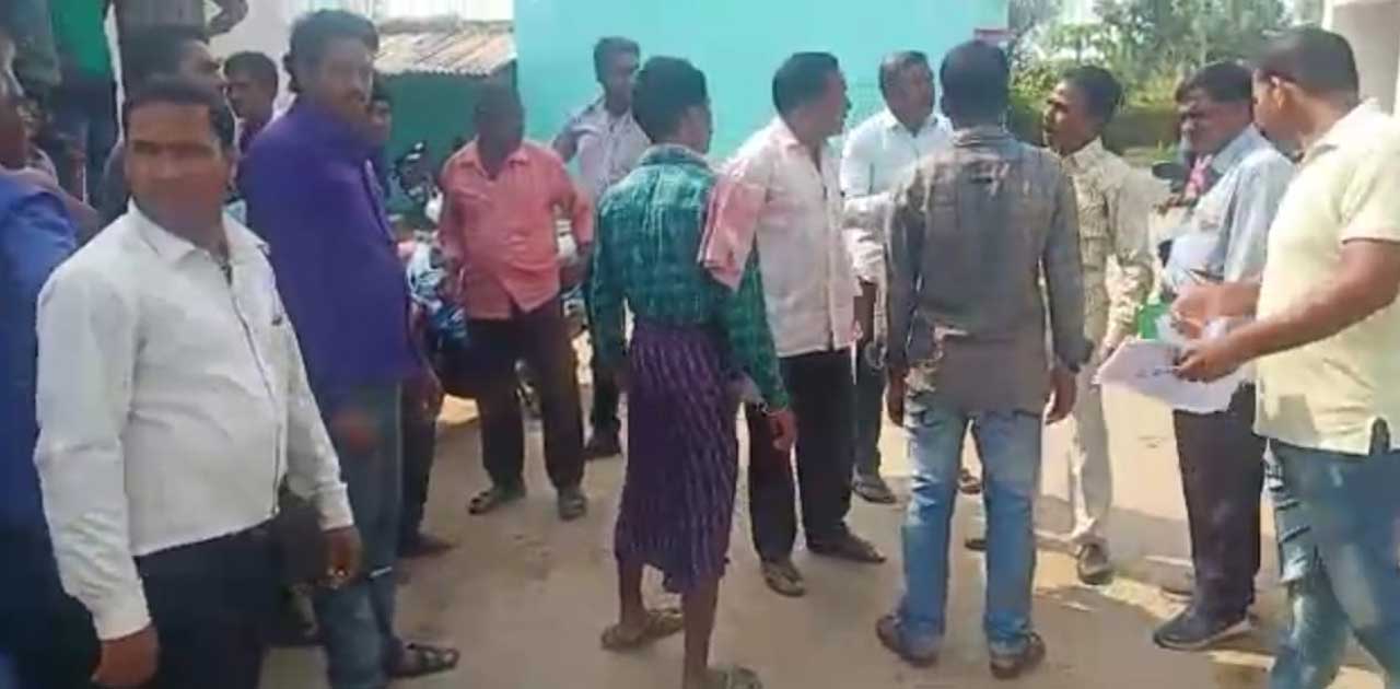 वीडियो वायरल : जान बचा के भागा अधिकारी, कलेक्टर के निर्देशन ... - CG Sandesh
