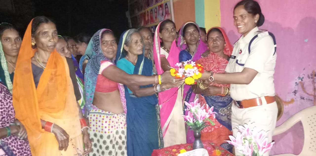 ठगी से बचने के लिए थाना प्रभारी ने ग्रामीणों को दी जानकारी. - CG Sandesh