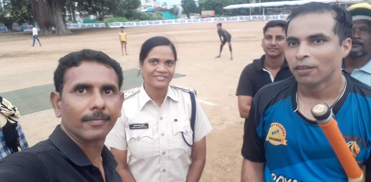 जब जिला पुलिस के कप्तान ने की क्रिकेट टीम की कप्तानी, और टीम... - CG Sandesh