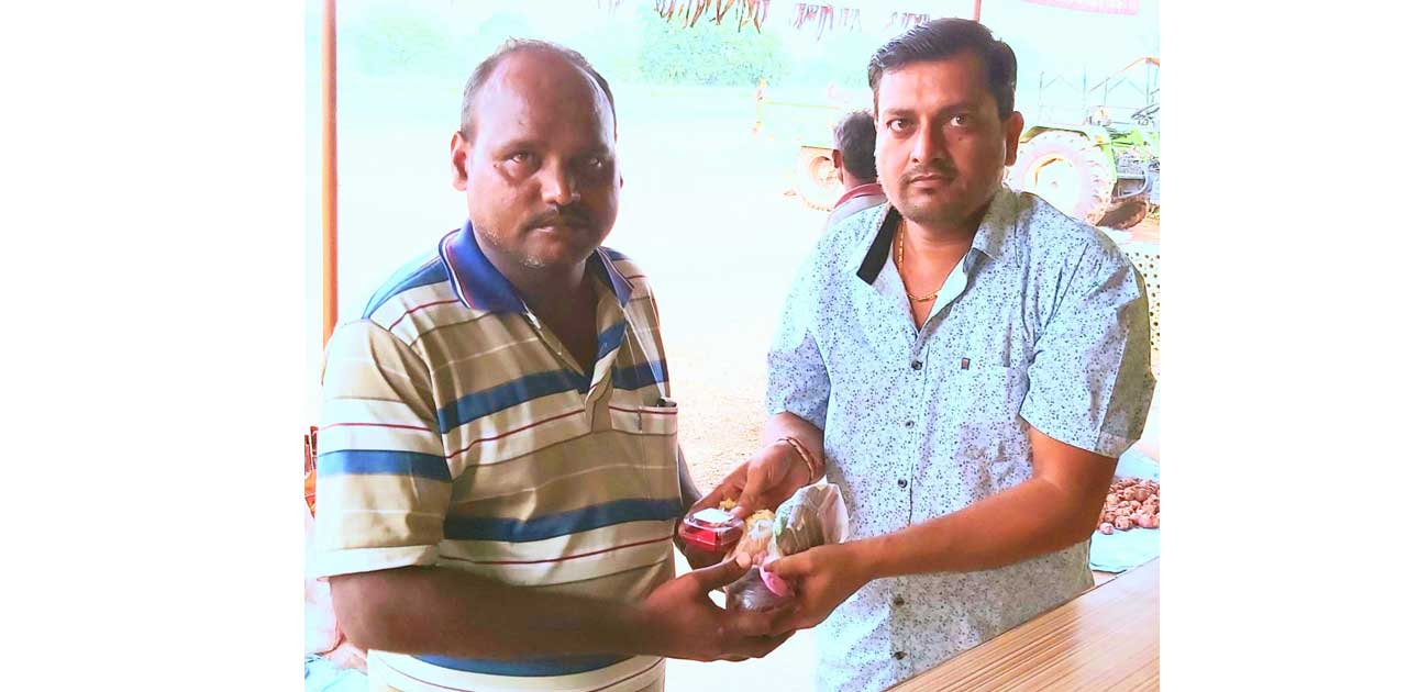 सोशल मिडिया में वायरल होने के बाद सुखदेव को मिला खोया हुआ 10... - CG Sandesh