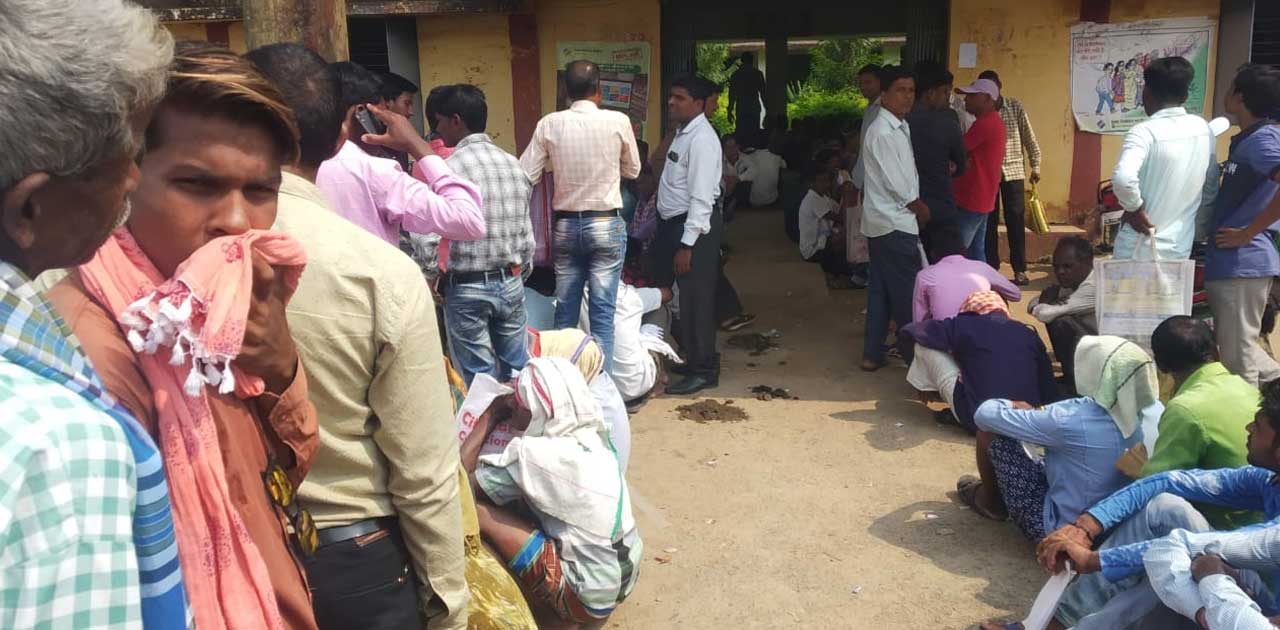 1 बजकर 10 मिनट तक नही पहुंचे थे तहसीलदार, सैकड़ो किसान लाइन ल... - CG Sandesh