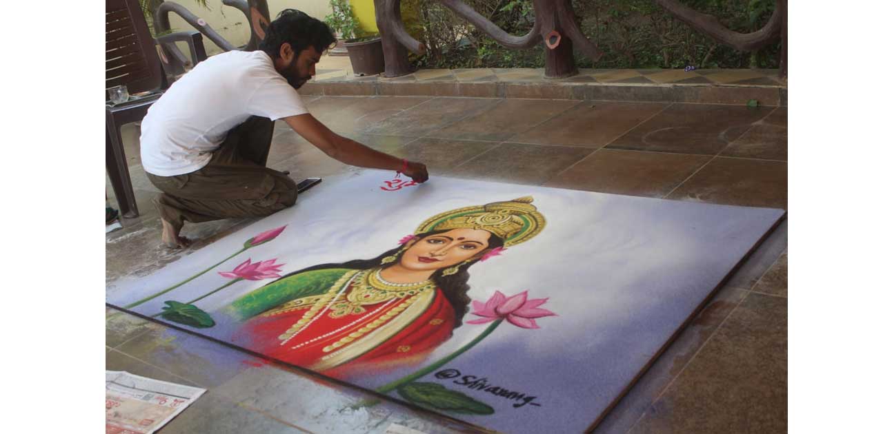 अरेकेल के रंगोली कलाकार शिवा ने बनाई मां लक्ष्मी की अद्भुत र... - CG Sandesh
