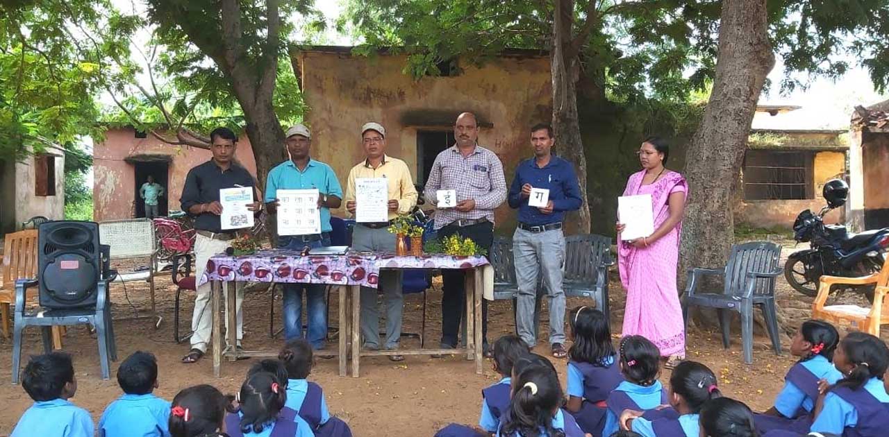 राष्ट्रीय पुरस्कार से सम्मानित शिक्षक सिन्हा ने बाँटे अपने अ... - CG Sandesh