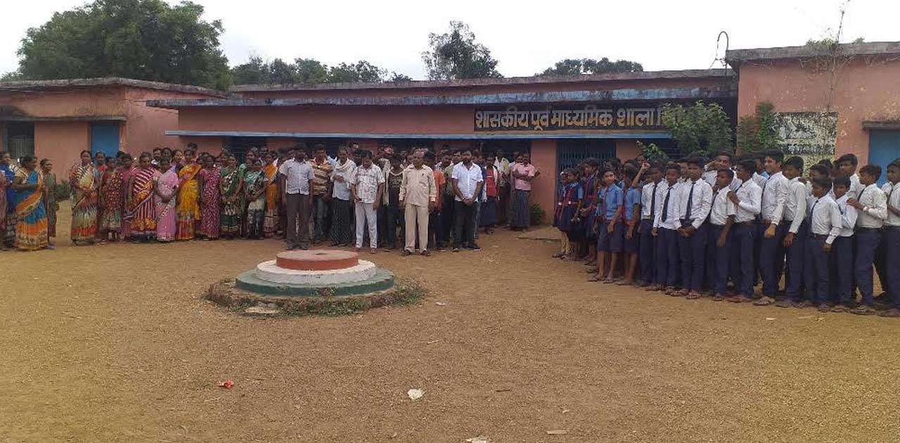 शिक्षकों की मांग को लेकर पालकों ने स्कूल में जड़ा ताला, कहा ज... - CG Sandesh