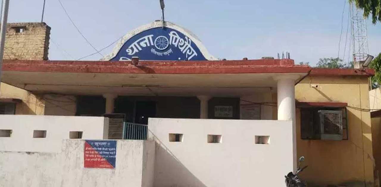 वन काष्ठागार से हो रही थी लकड़ी की चोरी, रंगे हाथो पकड़ाए 3 आर... - CG Sandesh