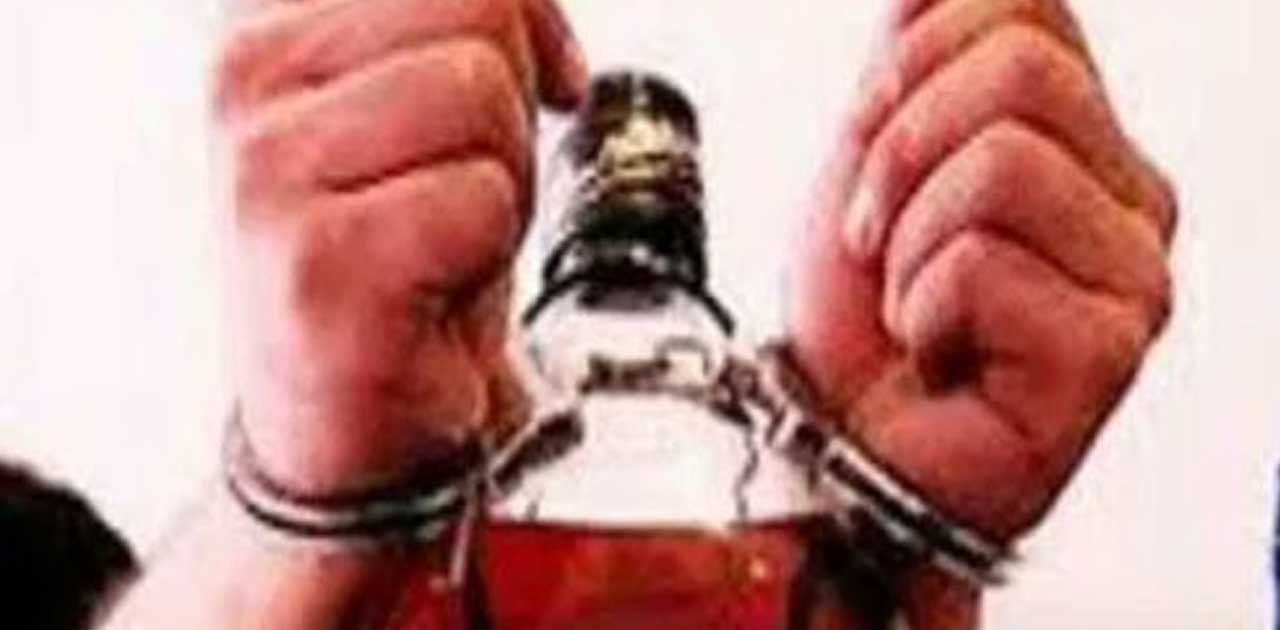 पुल के नीचे अवैध शराब बेचते पकड़ाया आरोपी - CG Sandesh