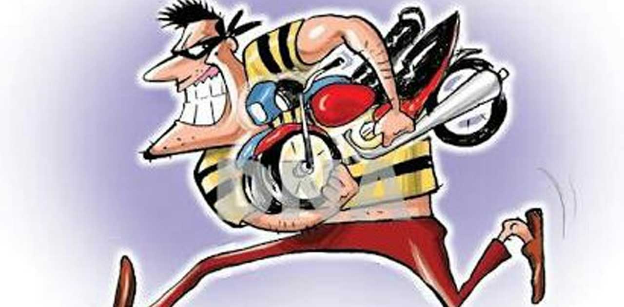 दुकान के बहार से मोटरसायकल पार.  - CG Sandesh