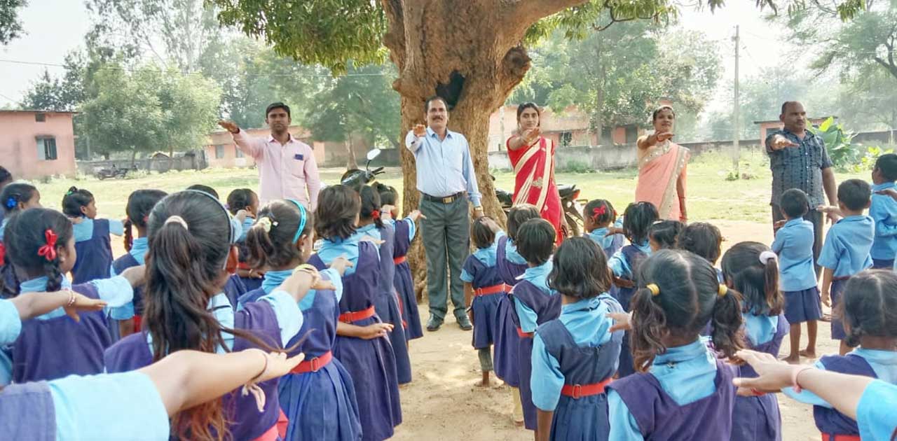 ठाकुरदिया कला में राष्ट्रीय एकता दिवस पर  दिलायी गई शपथ - CG Sandesh