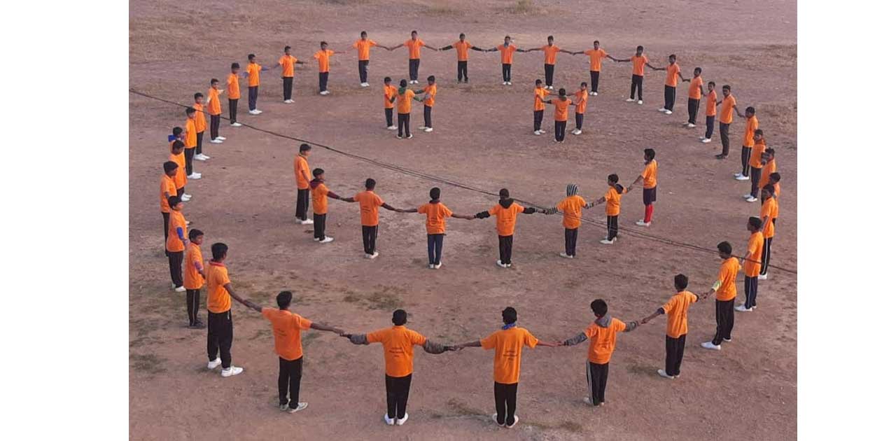 मानव श्रंखला बनाकर बलोदा बालक छात्रावास के बच्चो ने दी बाल द... - CG Sandesh