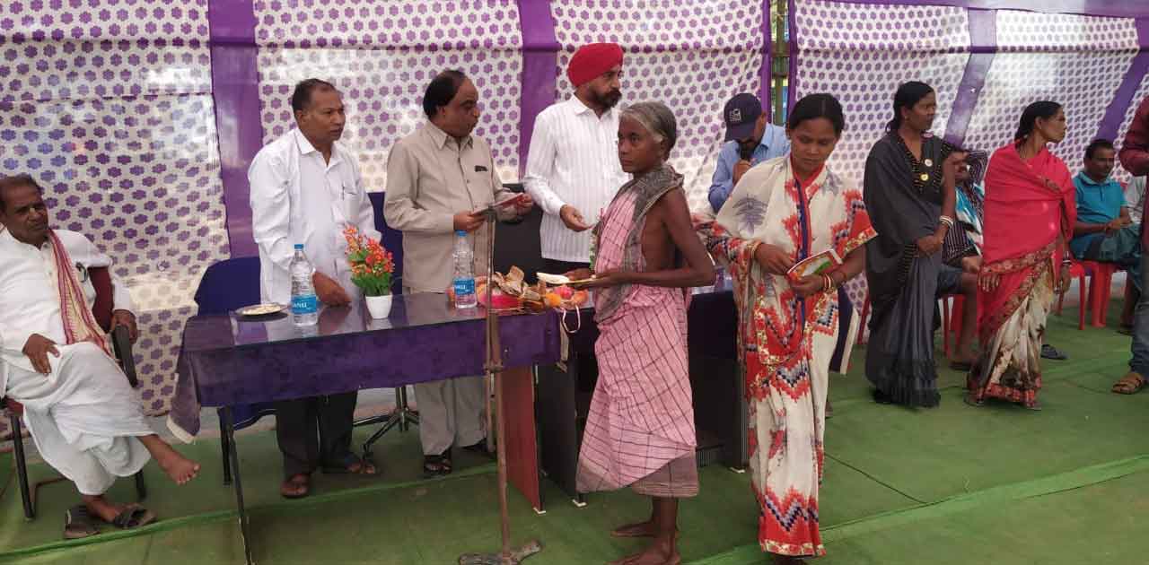 ग्रामीणों को नवीन राशनकार्ड का वितरण - CG Sandesh