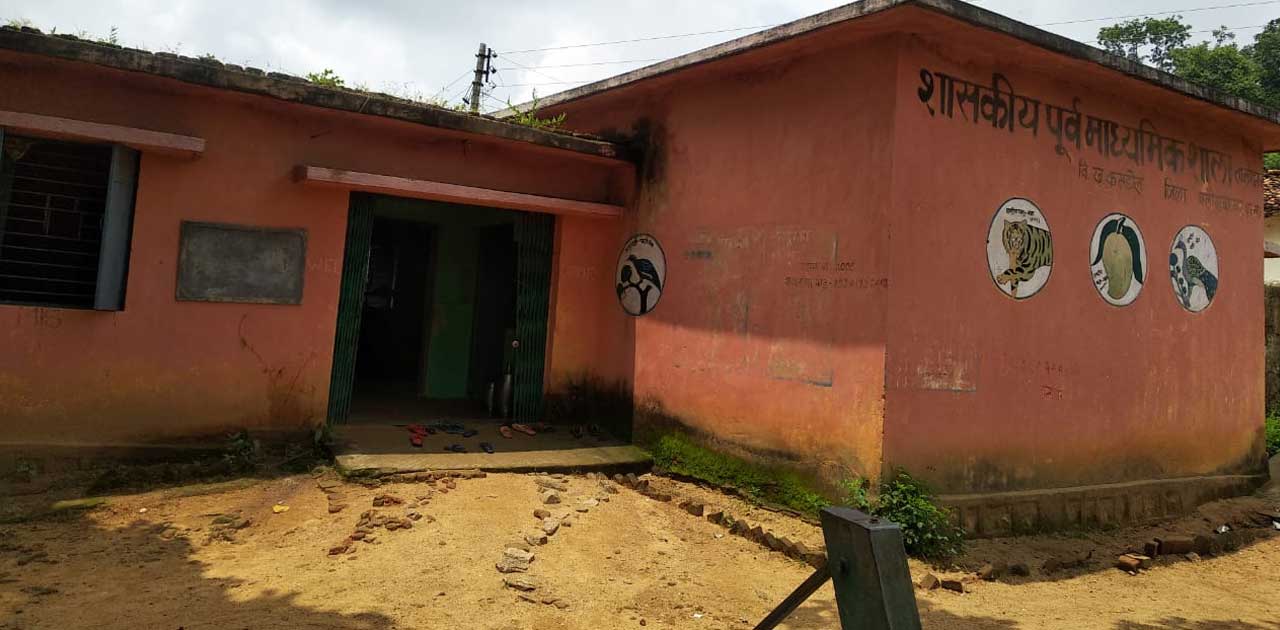 मिडिल स्कूल में कुल दर्ज संख्या 6 ,  निरक्षण करने वाले देखकर... - CG Sandesh