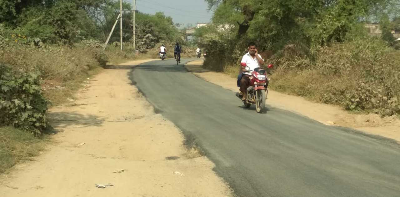 रोड मरम्मत कार्य का निरीक्षण करने पहुँची ललिता भगत, जर्जर बस... - CG Sandesh