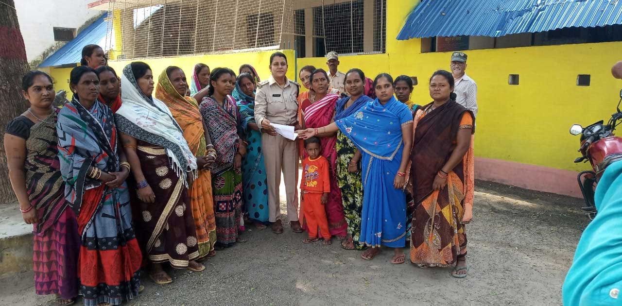 अवैध शराब पर रोक लगाने थाना प्रभारी को महिलाओं ने सौपा ज्ञाप... - CG Sandesh