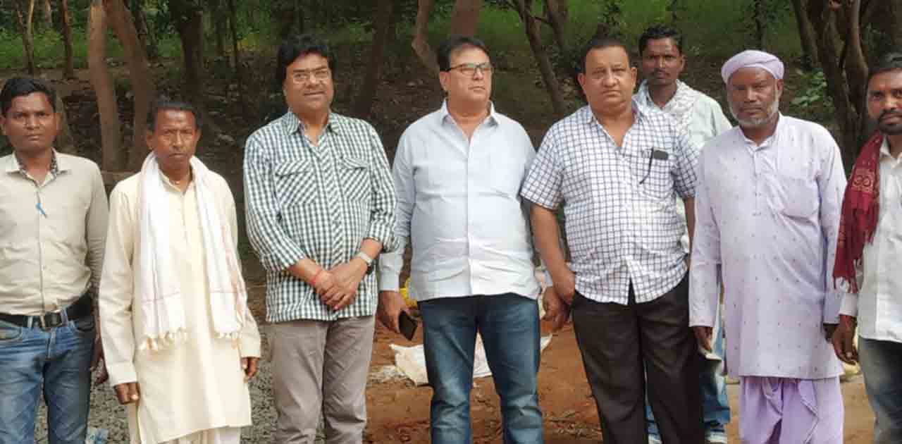 गढ़फुलझर के गढ़ में निर्माणधीन बूढ़ादेव मंदिर का अवलोकन करने पह... - CG Sandesh