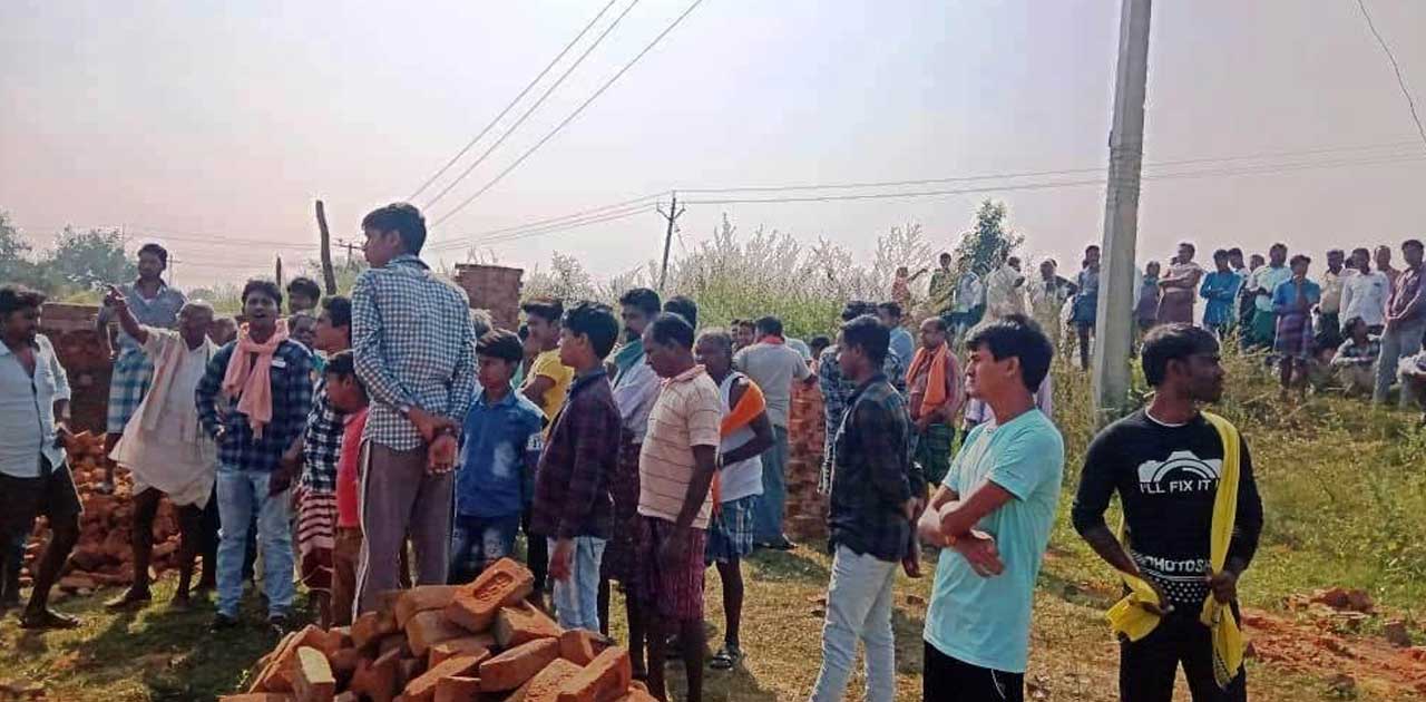 अवैध कब्जा कर घास भूमि पर मकान बना रहे व्यक्ति को ग्रामीणों ... - CG Sandesh