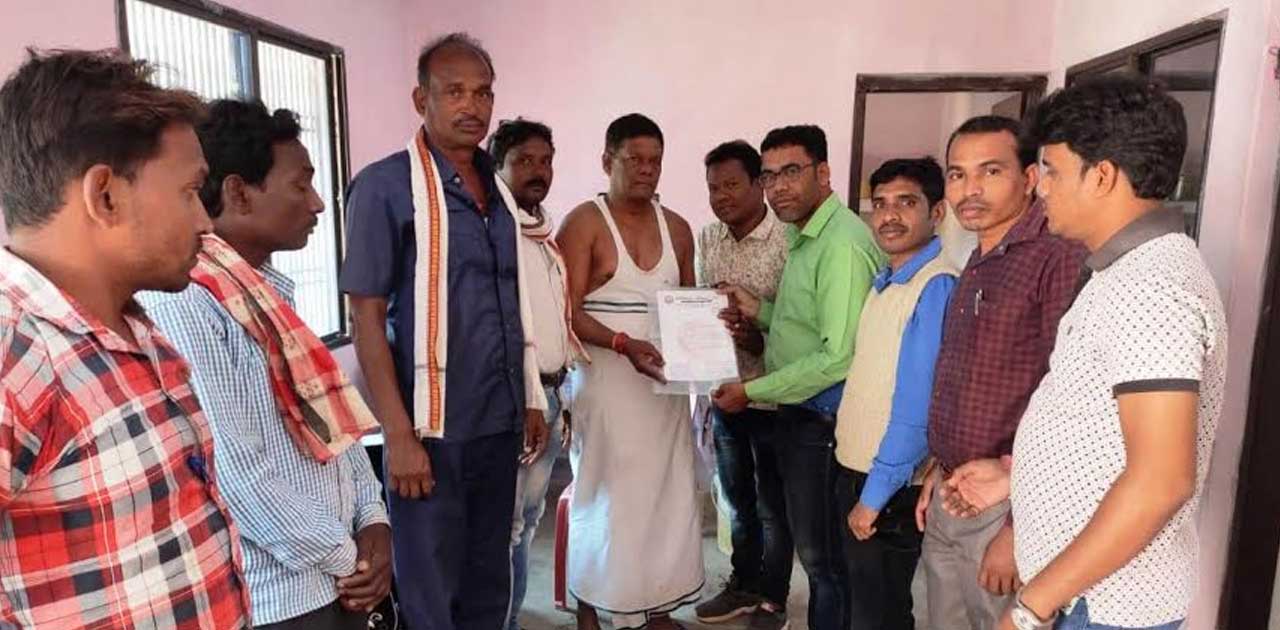 संविलियन की मांग को लेकर शिक्षाकर्मियों ने विधायक को सौंपा ज... - CG Sandesh