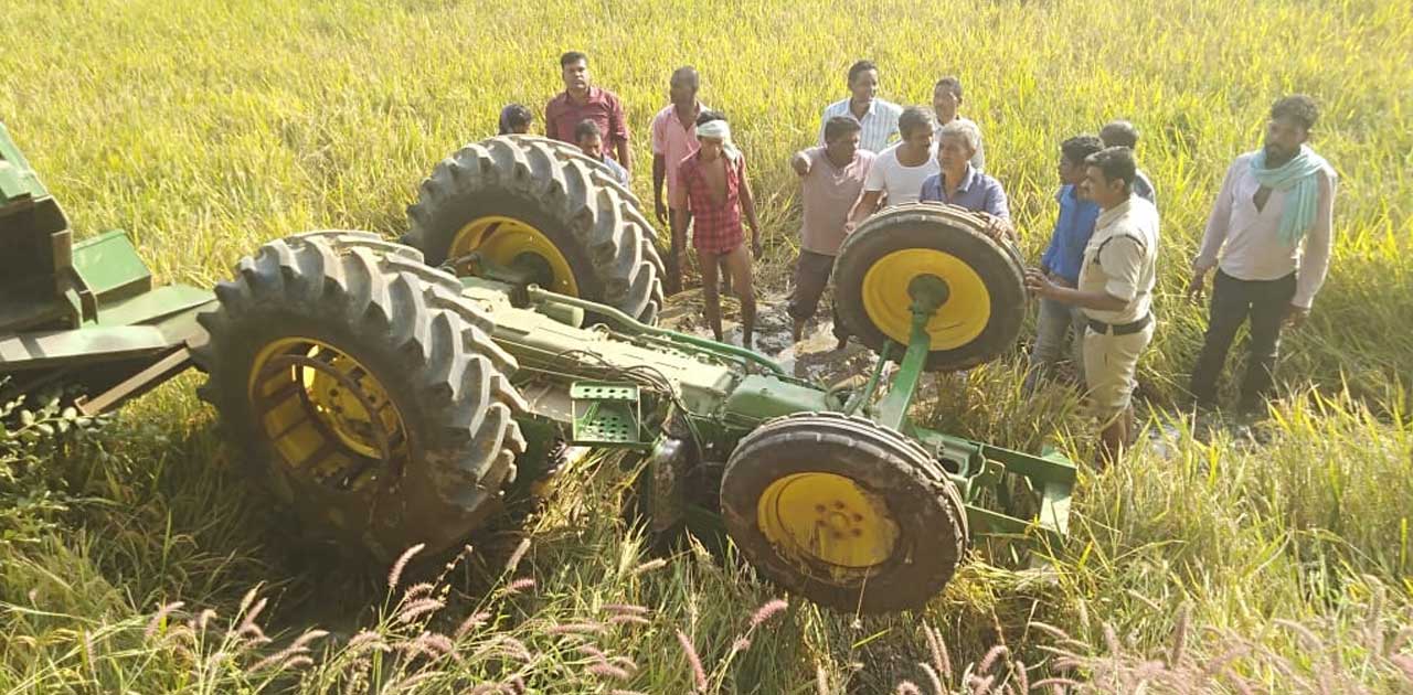दुर्घटना के बाद ट्रैक्टर के नीचे दबे चालक को जेसीबी से बाहर ... - CG Sandesh