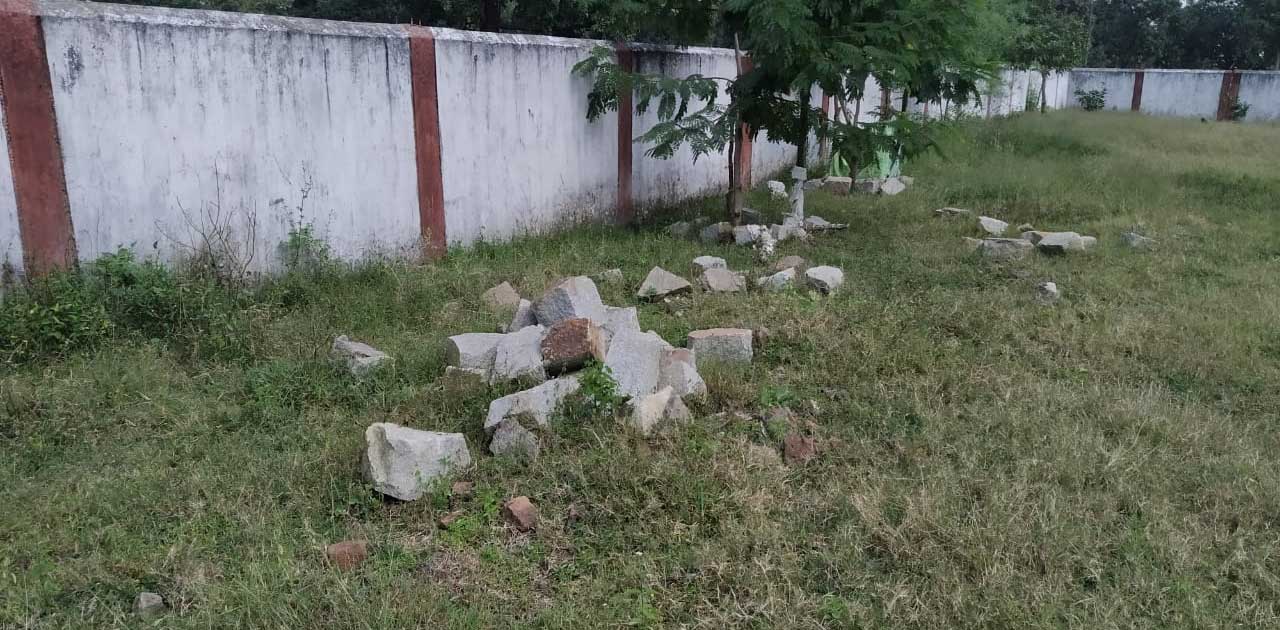 स्कूल के मैदान को साफ सुथरा करना और मैदान पर से कचरा पथ्थर स... - CG Sandesh