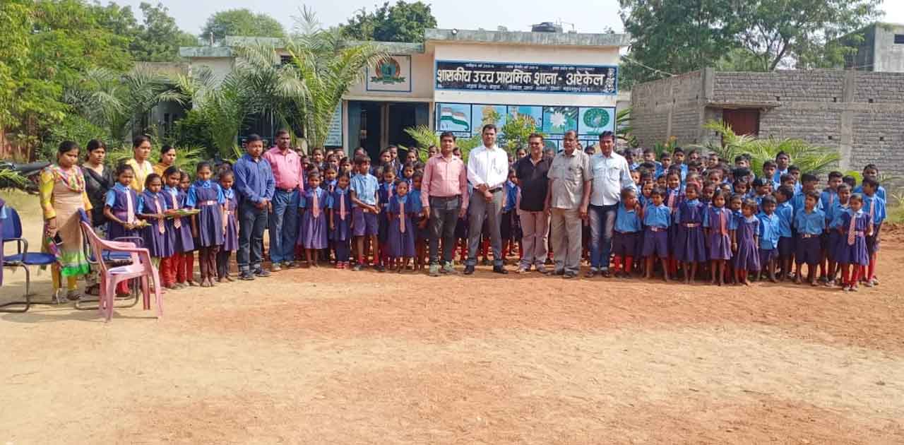 मिडिल स्कूल अरेकेल में संविधान दिवस मनाया गया. - CG Sandesh