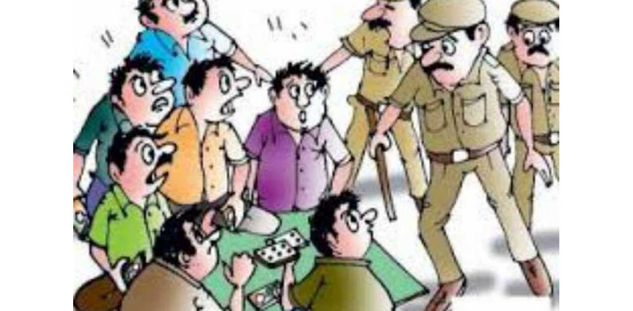 पंचायत भवन में लगे बल्ब के नीचे चल रहा था जुआ, पुलिस ने की क... - CG Sandesh