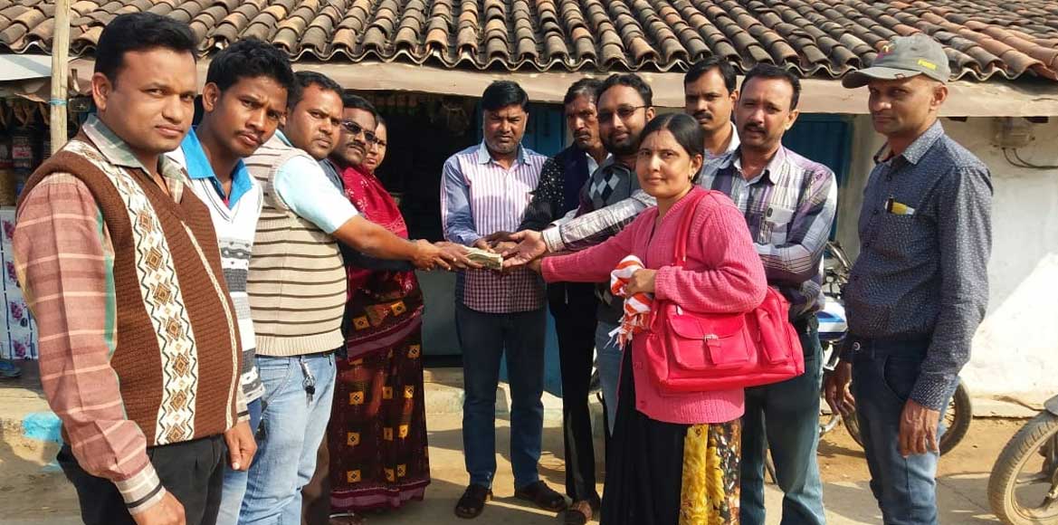 शिक्षको ने छात्र के इलाज हेतु की आर्थिक मदद - CG Sandesh