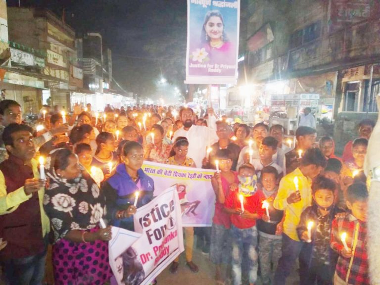 हैदराबाद घटना से आक्रोशित सरायपाली के नागरिक उतरे सड़को पर - CG Sandesh