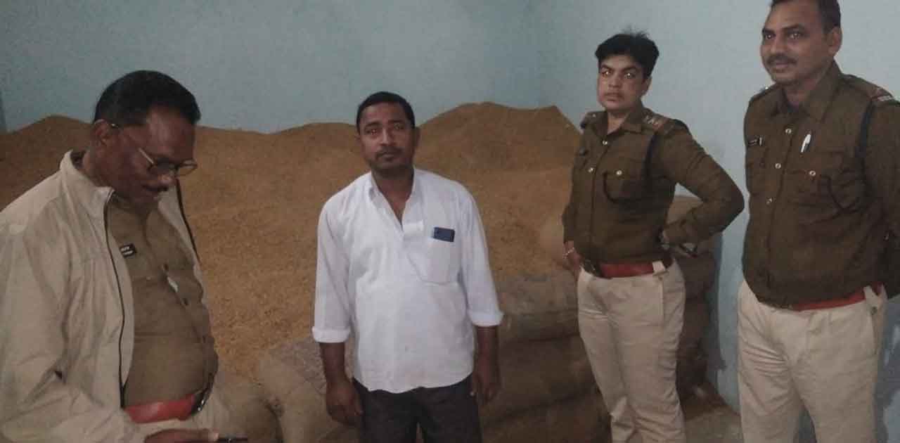 बसना पुलिस द्वारा 3 कोचियों से 245 बोरी धान जप्त.  - CG Sandesh