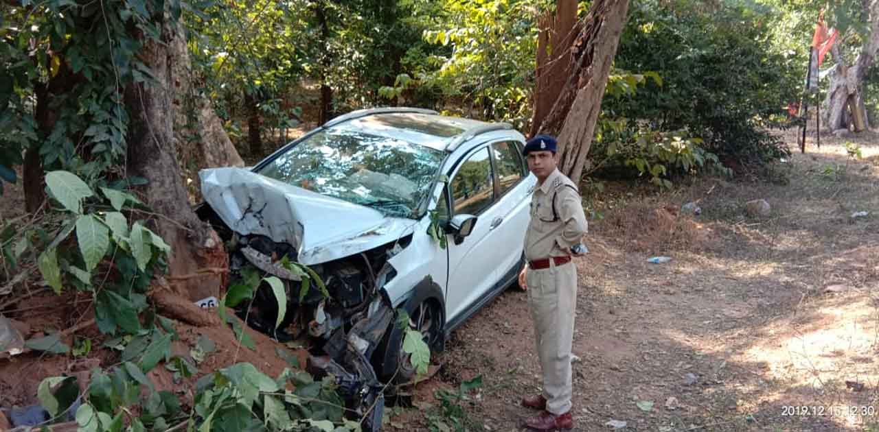 पेड़ से टकराई कार, दो की मौत एक गंभीर - CG Sandesh