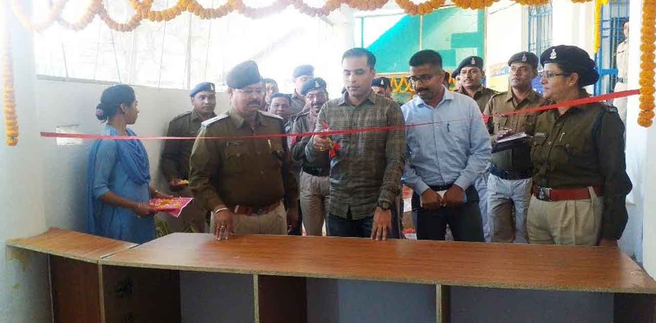 पुलिस अधीक्षक ने थाना में किया महिला डेस्क एवं आगंतुक कक्ष क... - CG Sandesh