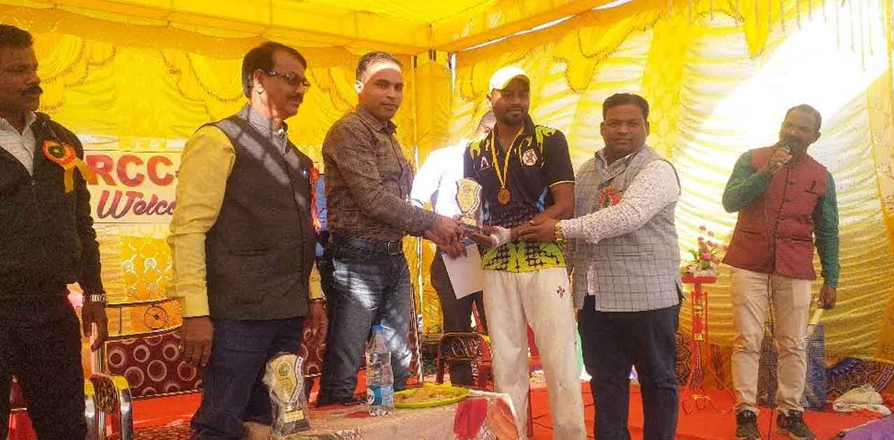बल्लेबाजी करके एस पी ने खेले मैदान में कई शॉट्स - CG Sandesh