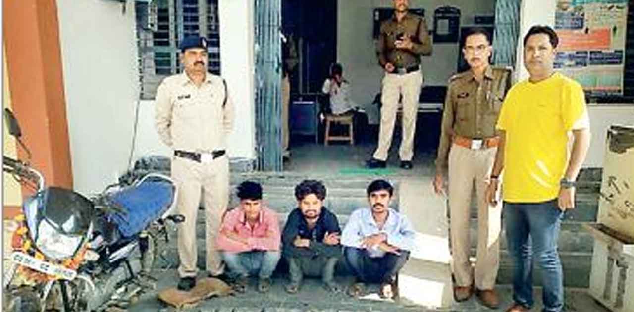 कोमाखान पुलिस ने अवैध शराब परिवहन करते 3 को पकड़ा. - CG Sandesh