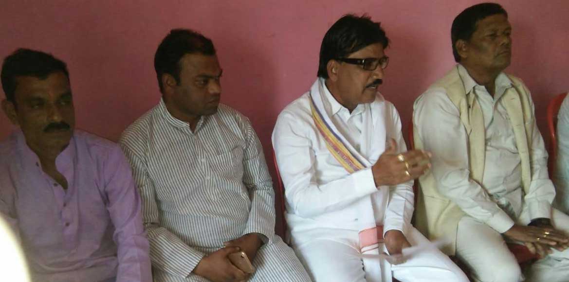 विधायक किस्मत नन्द व ब्लॉक प्रभारी नरेन्द्र दुबे ने भँवरपुर में कांग्रेस की न्याय यात्रा के सम्बन्ध मे की प्रेसवार्ता 
