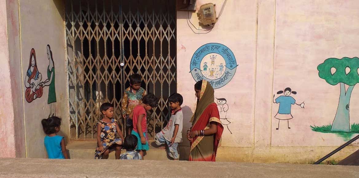 ताला खुलने का इंतजार करने मजबूर है आंगनबाड़ी के बच्चे ! - CG Sandesh