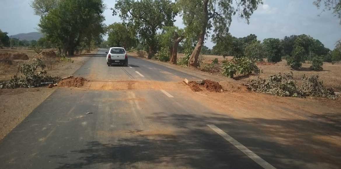 बाड़ी में पानी पहुँचाने सड़कों पर पाईप बिछा बना दिया जानलेवा ब... - CG Sandesh