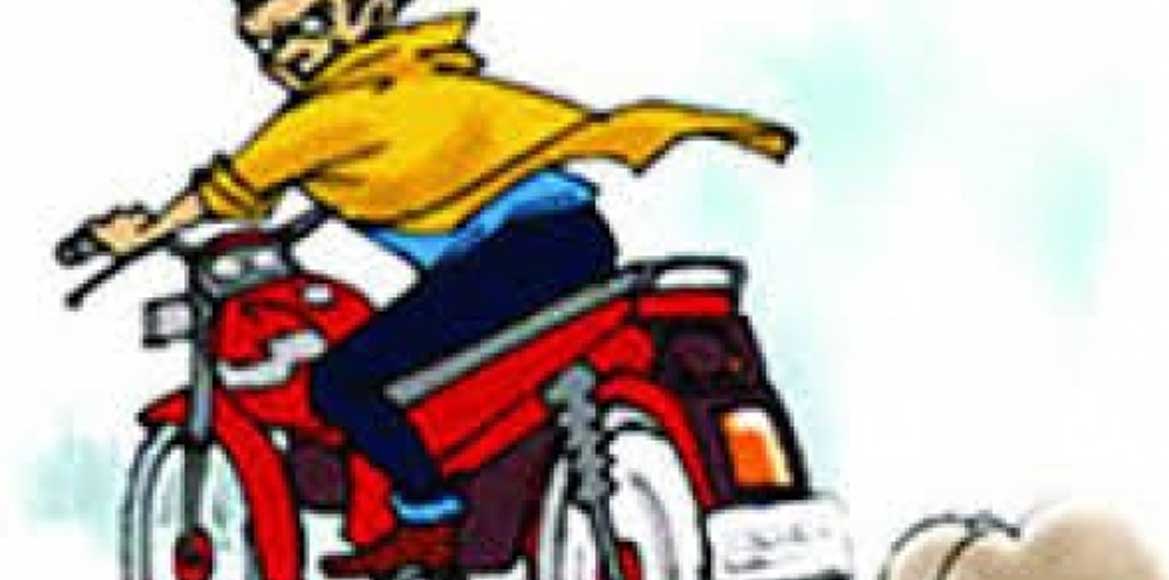 ग्रामीण बैंक के सामने रखी मोटरसायकल गायब, अज्ञात चोर के ख़िला... - CG Sandesh