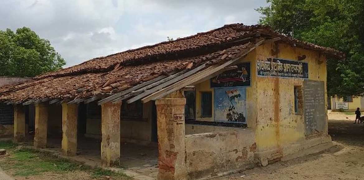 गर्मी की छुट्टियों के बाद यहां के जर्जर भवनों में अपना भविष्... - CG Sandesh