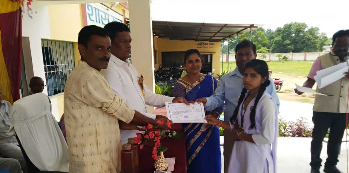 विधायक श्री नन्द के मुख्य आतिथ्य में बड़ेसाजापाली स्कूल में  ... - CG Sandesh