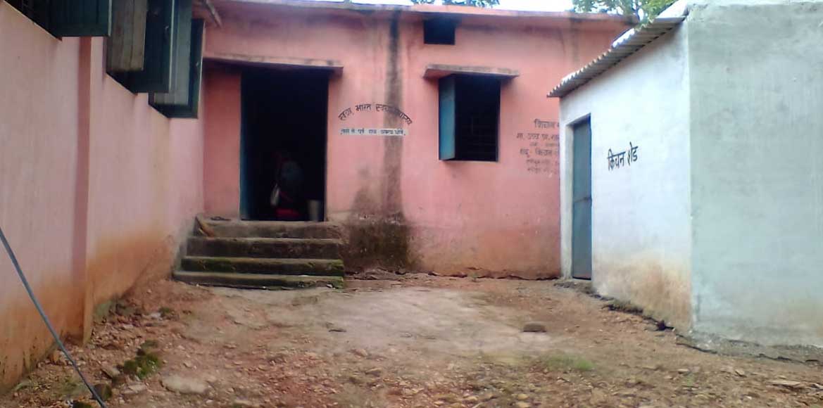 बिना काम के ले रहा सरकारी तनख्वाह ! काम के समय में चलाता है ... - CG Sandesh