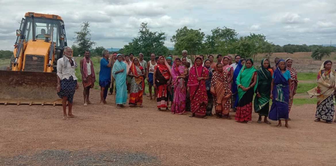 जेसीबी लेकर खेल मैदान में गौठान बनाने पहुंचे अधिकारीयों से ब... - CG Sandesh