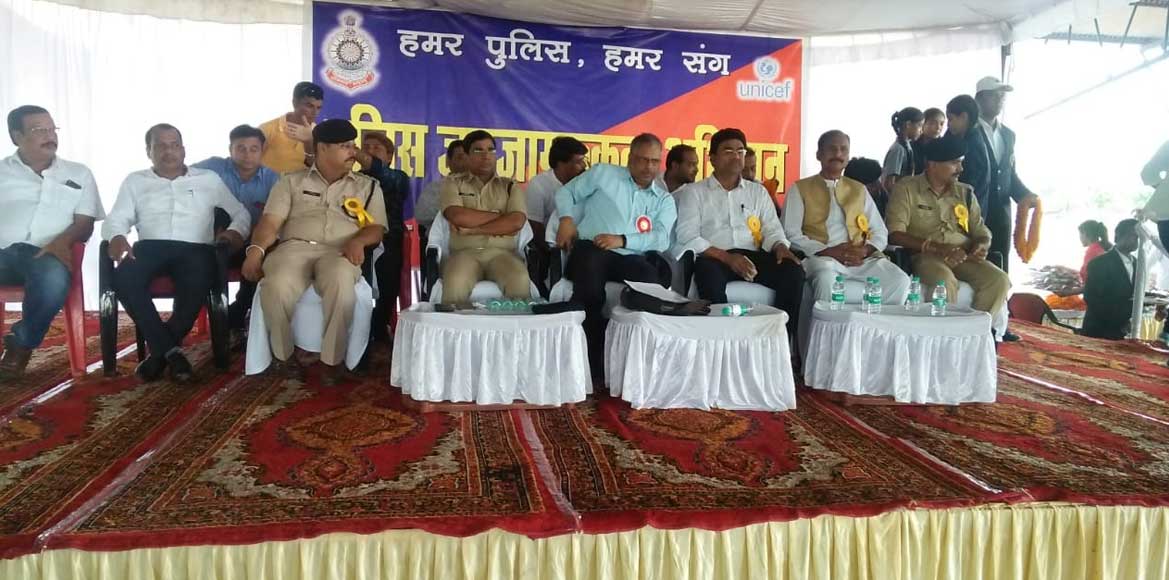 एसपी ने बच्चों से कहा- "रुको मत, झुको मत, थको मत तुम, आज पतझ... - CG Sandesh