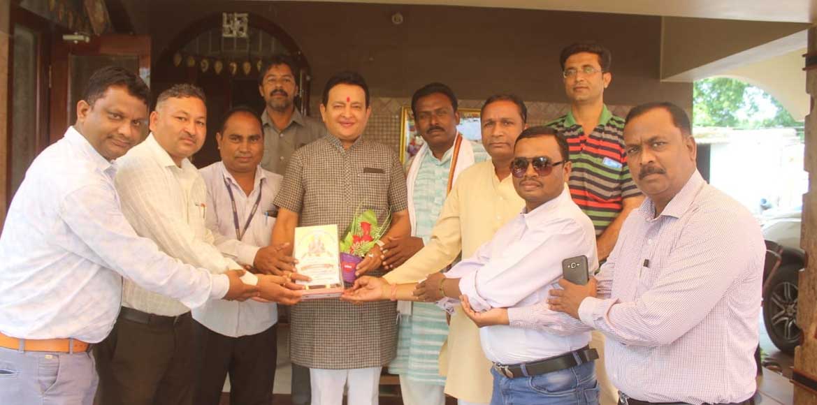 पनिका समाज के प्रतिनिधि मंडल ने सम्पत अग्रवाल को प्रतीक चिन्... - CG Sandesh