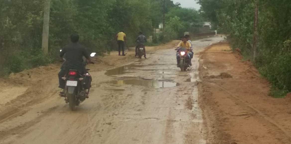 कीचड़ से सराबोर सड़क से होकर हजारों की संख्या में विद्यालय पहु... - CG Sandesh